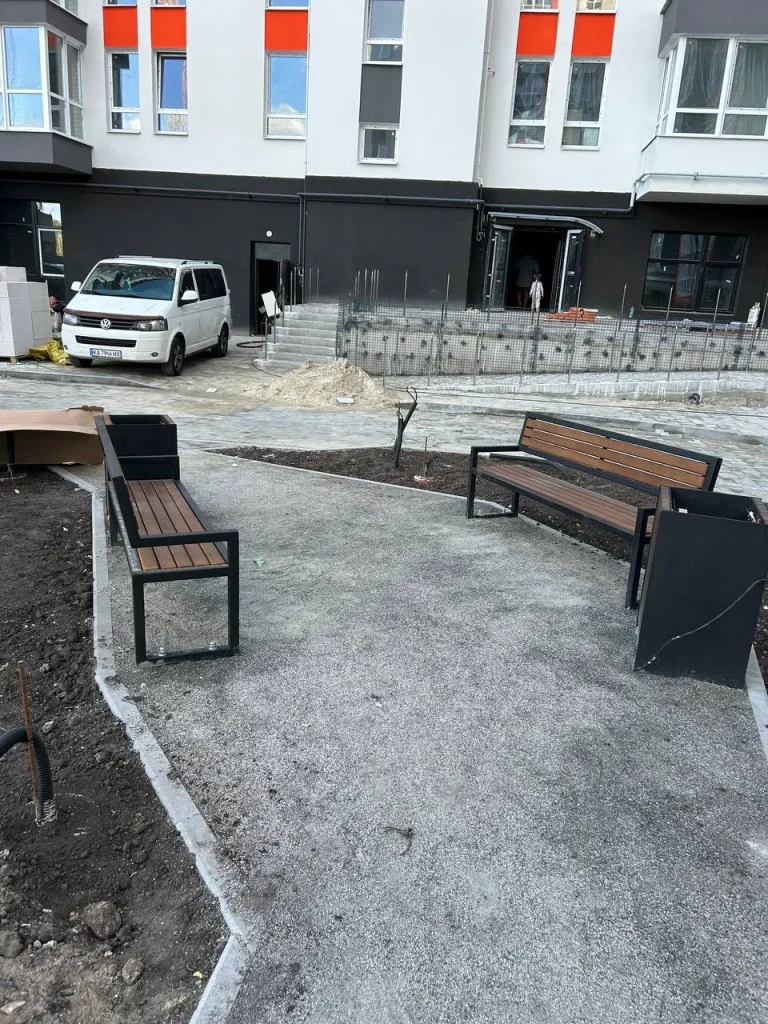 Лави й ліхтарі для двору ЖК
