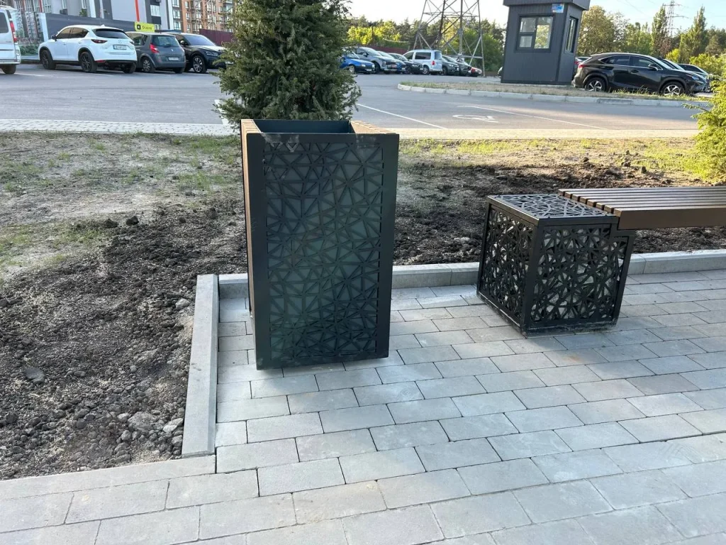 Вуличні кашпо з лазерним візерунком