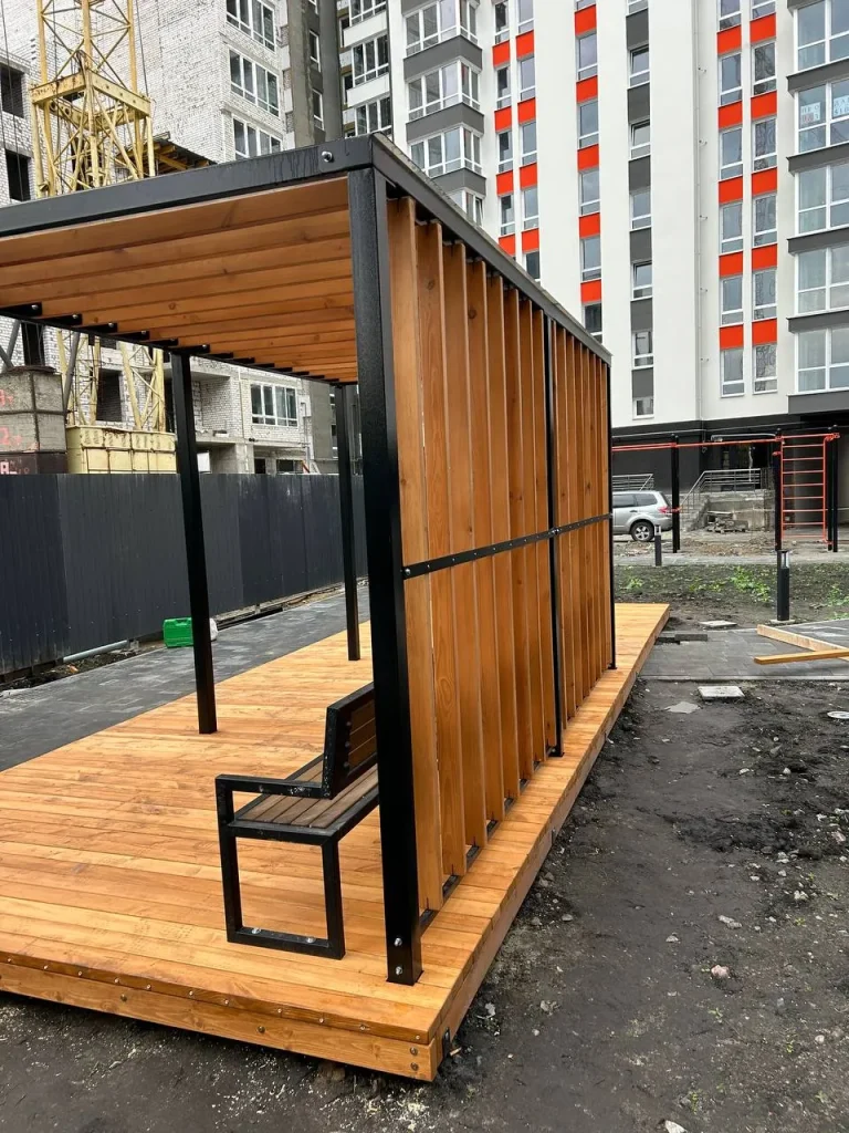 Пергола з дерев'яним настилом у дворі ЖК